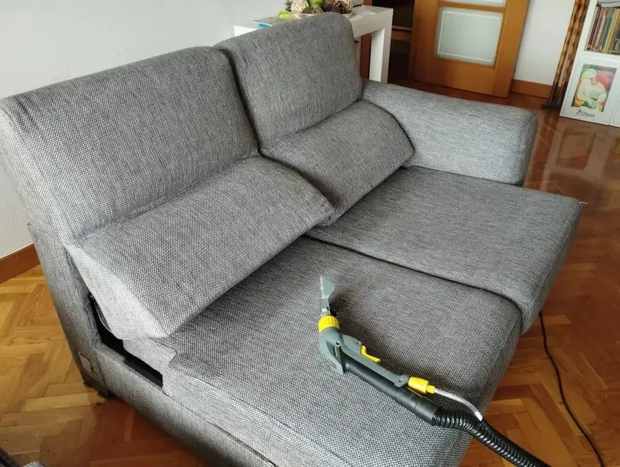 Limpieza de sofá durante el proceso