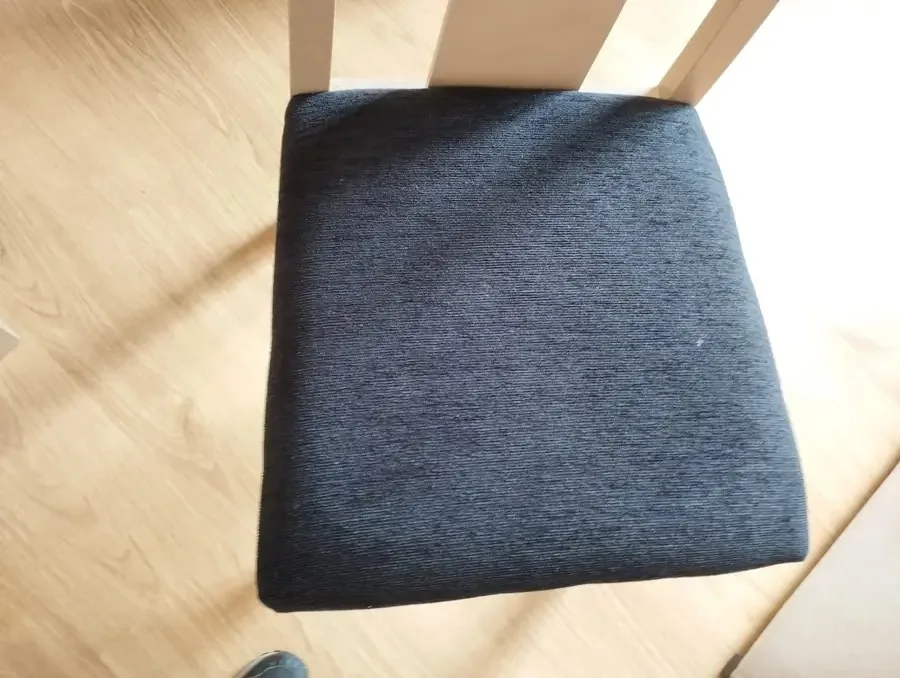 Silla tapizada después de la limpieza profesional