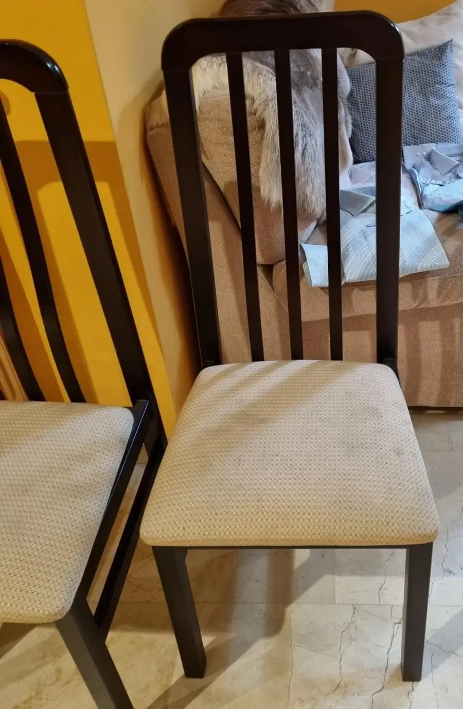 Sillas de comedor con manchas antes de la limpieza en Navarra