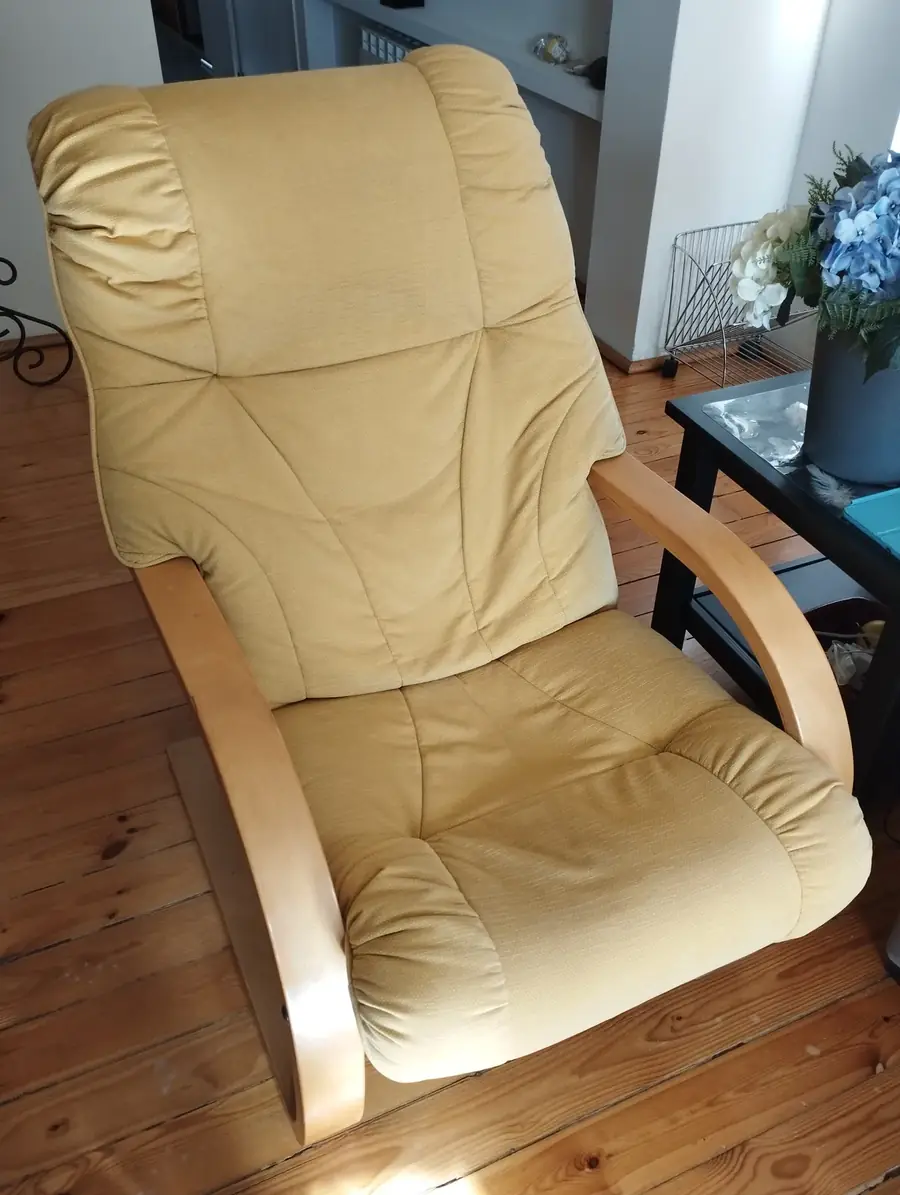 Sillón tapizado limpio tras el servicio profesional en Pamplona
