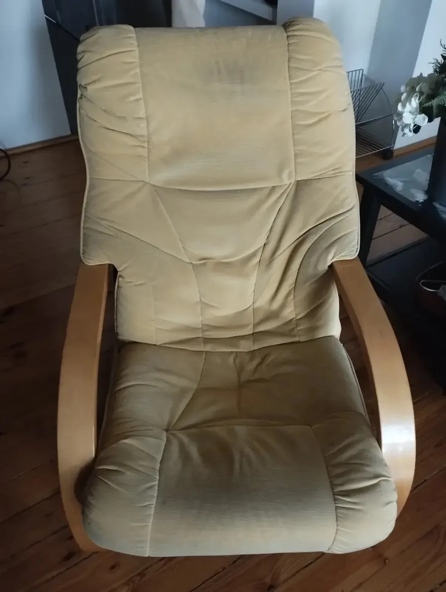 Sillón tapizado sucio antes de la limpieza profesional en Navarra