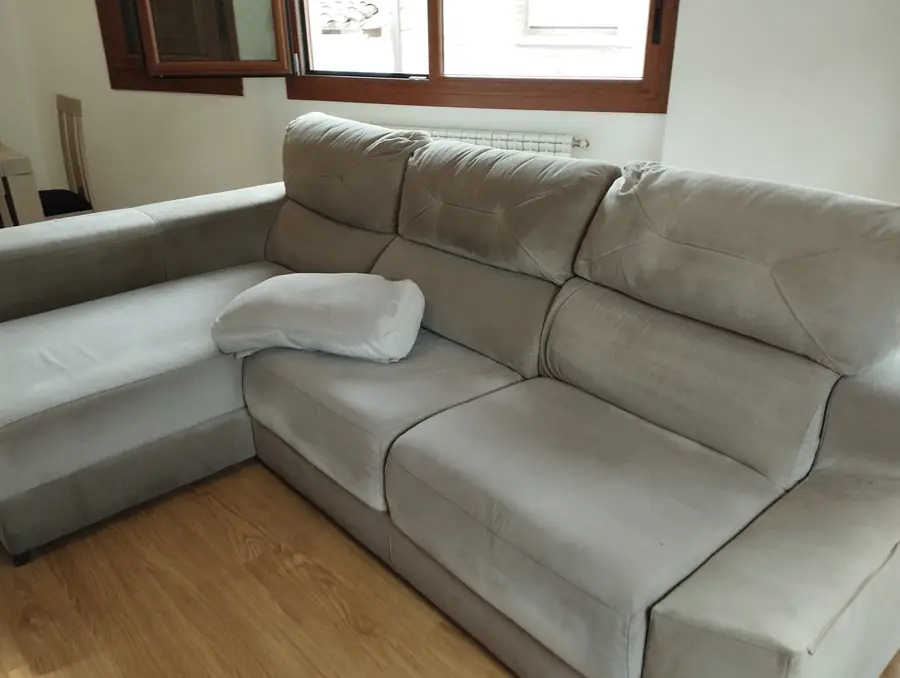 Sofá limpio y renovado tras el servicio a domicilio en Pamplona, Navarra