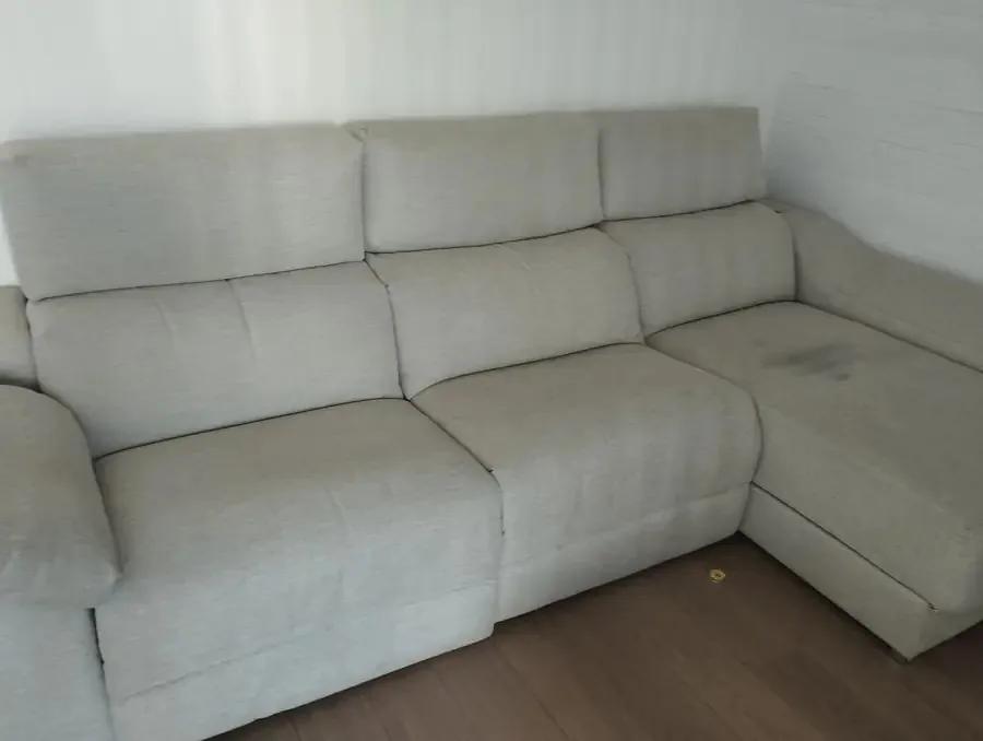 Sofá de tela gris tras la limpieza