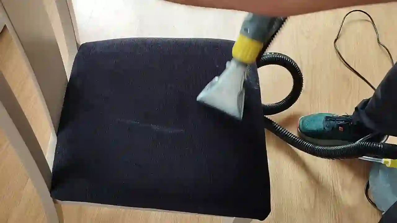 Proceso de limpieza profesional de una silla tapizada a domicilio