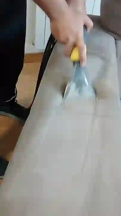 Proceso de limpieza de un sofá tapizado a domicilio en Pamplona